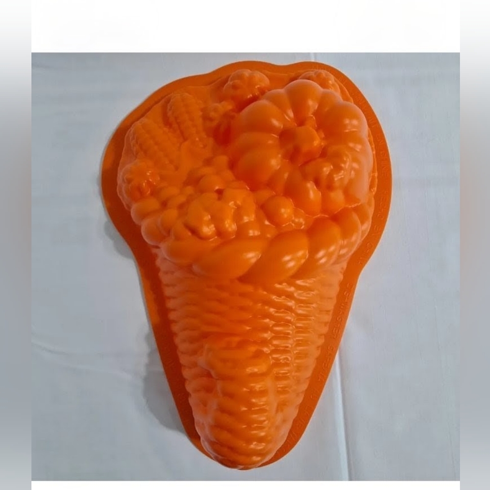 Avon Silicone Cornucopia Baking Mold 13 X 9.5